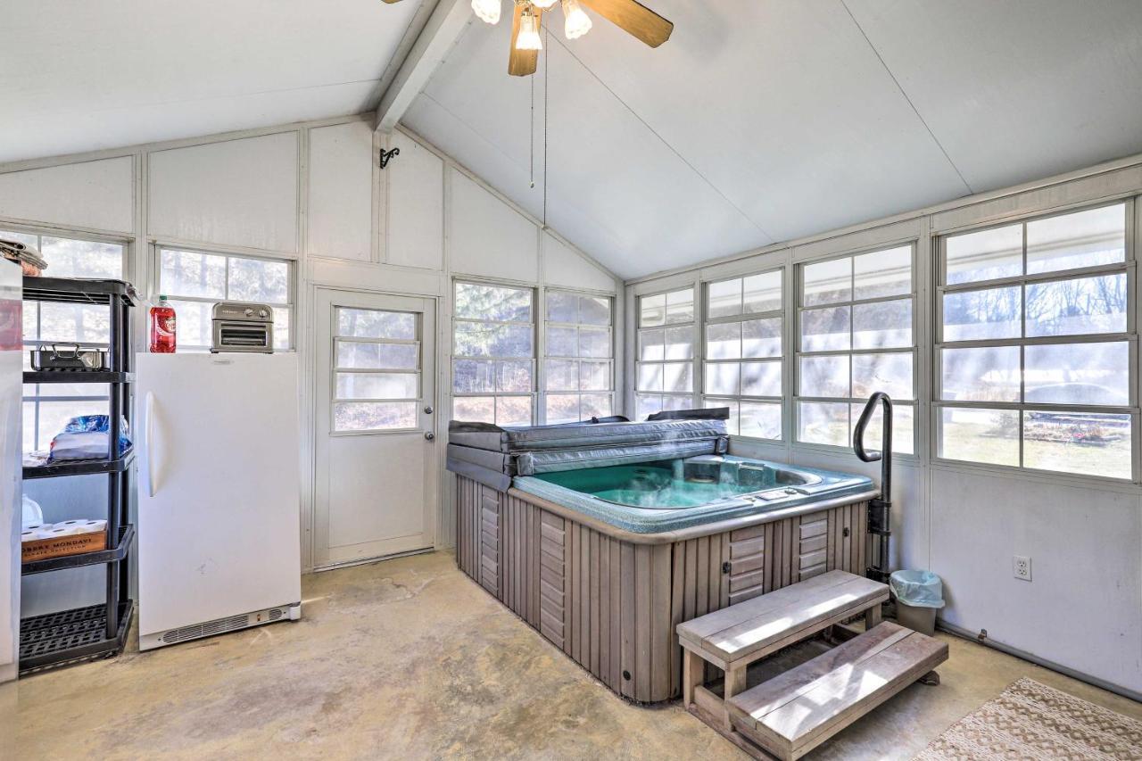 Villa Blue Ridge Mountain Escape With Hot Tub, Grill! Brevard Exterior foto